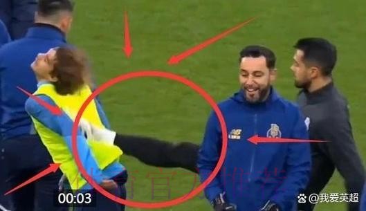 恶劣？4000万葡国门飞踹18岁新星！队友看呆，更衣室震怒：开除他